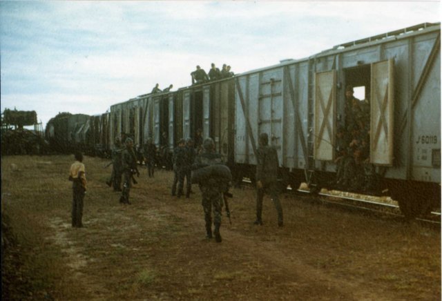lestedeangolatransportedacompanhiaviacaminhodeferroemvagestipoj.jpg