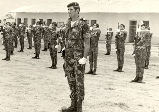 lusoa2042ccemformaturadecerimniamilitaremprimeiroplanoocapitocunhalopesseucomandante.jpg