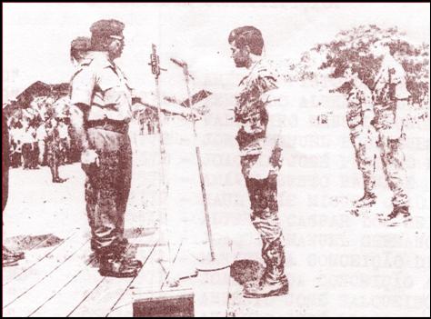 17 DE MAIO DE 1973, ENTREGA DE CRACHÁ AO ALFERES LOUREIRO